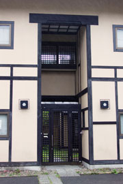 長屋門のある家